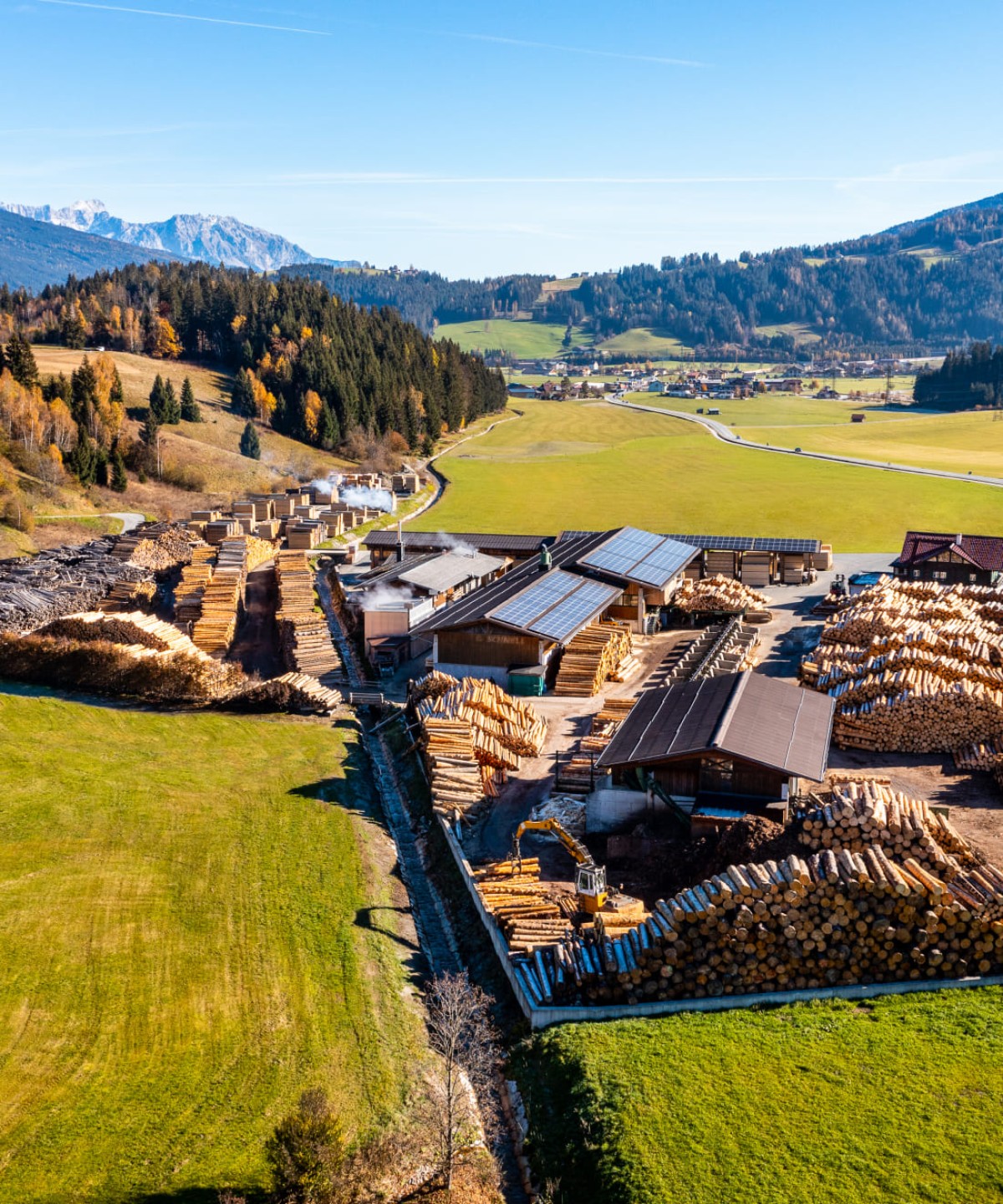 Holzlagerung am Sägewerk Holz Schnell in Flachau © Lorenz Masser Fotografie