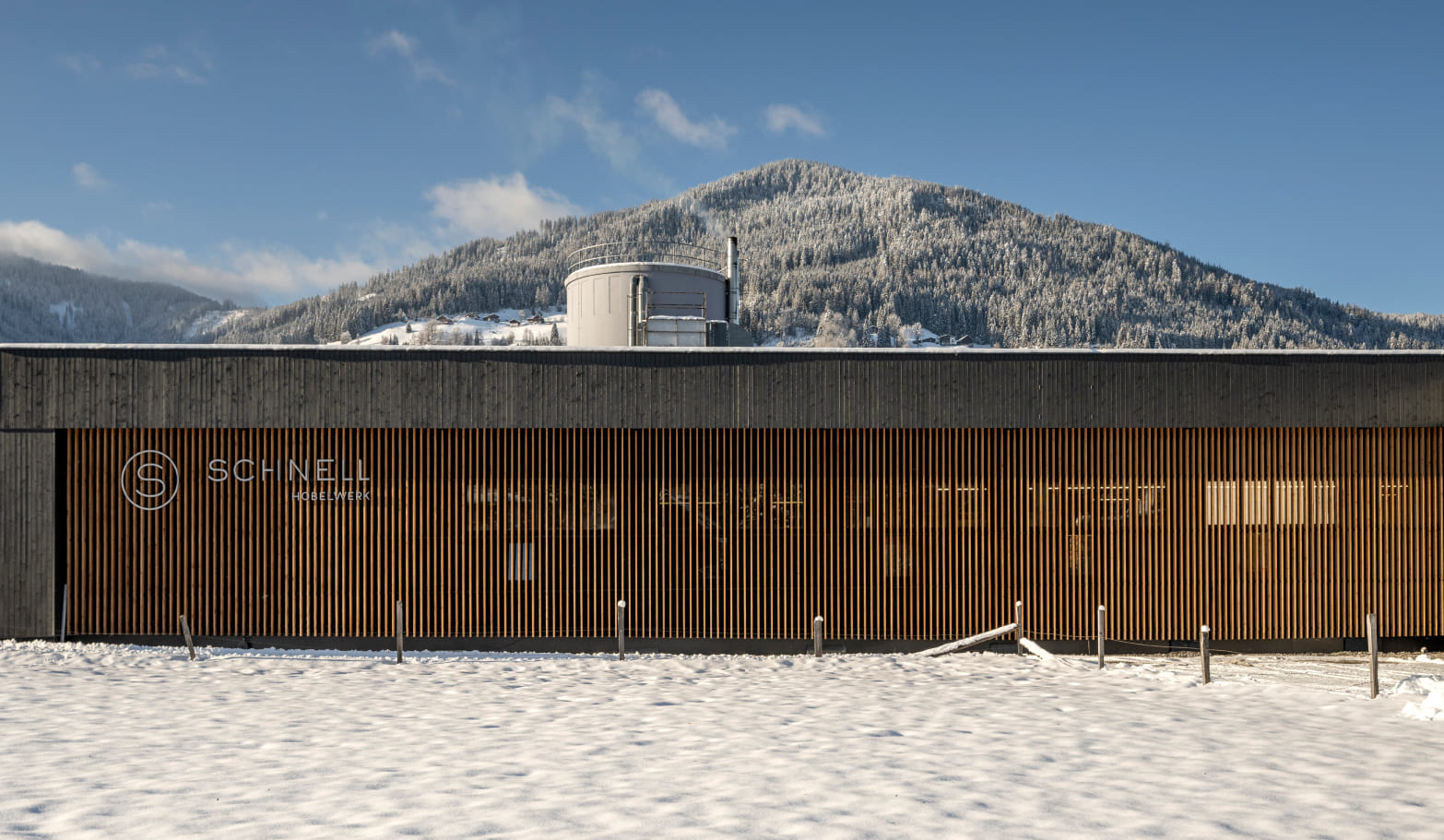 Dämmerungsansicht des Lagerraumes beim Hobelwerk © Lorenz Masser Fotografie